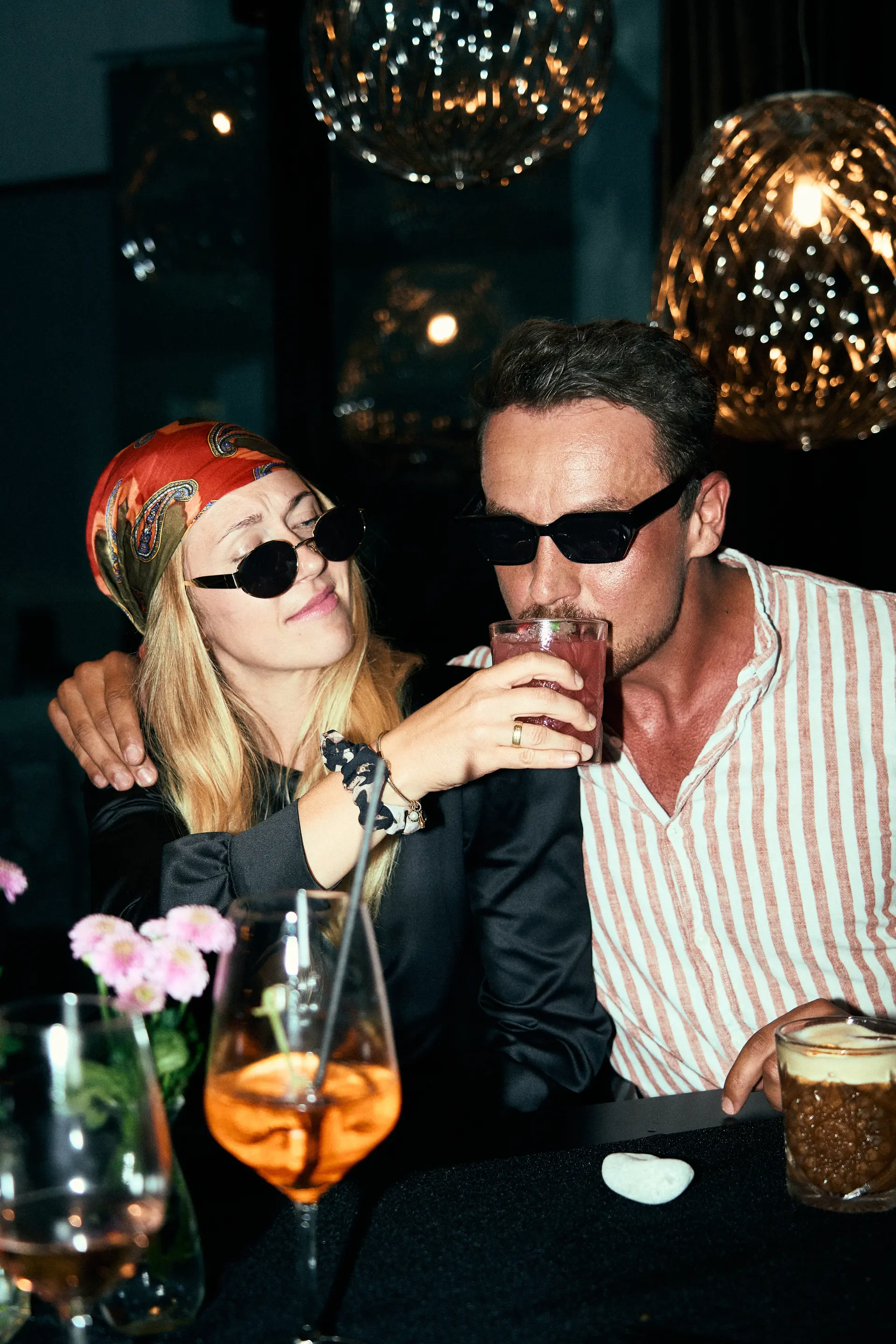 Zwei Personen trinken einen Drink